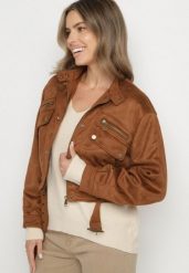 Brązowa Krótka Kurtka z Imitacji Zamszu w Stylu Biker Esennea. Brązowe kurtki damskie Born2be, l, z aplikacjami, z jeansu, bez kaptura. Za 209.99 zł.