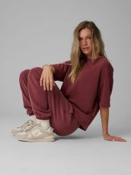 4F Spodnie dresowe joggery z modalem damskie - burgundowe XS. Czerwone spodnie dresowe damskie 4f, s, bez wzorów, z dresówki, trekkingowe. Za 189.99 zł.