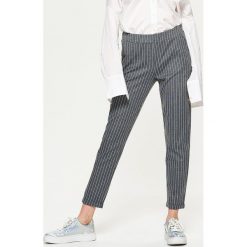 Materiałowe spodnie tailoring - Jasny szary. Szare spodnie materiałowe damskie marki Cropp, z materiału. Za 69.99 zł.