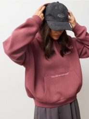 Dresowa bluza hoodie z napisem - różowy. Czerwone bluzy sportowe damskie Sinsay, l, bez wzorów, z dresówki, bez kaptura. Za 49.99 zł.