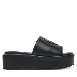 Klapki Blauer. Czarne klapki damskie Blauer, bez wzorów, bez obcasa. Za 269.99 zł.