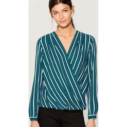 Elegancka bluzka z kopertową zakładką - Zielony. Bluzki damskie marki Mohito. Za 59.99 zł.
