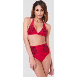 Wolf & Whistle Dół bikini z haftem - Red. Czerwone bikini damskie Wolf & Whistle, z haftami. W wyprzedaży za 40.48 zł.