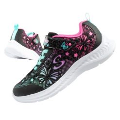 Buty sportowe dla dziewczynki Skechers Jumpsters. Czarne buty sportowe dziewczęce Skechers, bez wzorów, z materiału, bez zapięcia, trekkingowe. Za 189.00 zł.