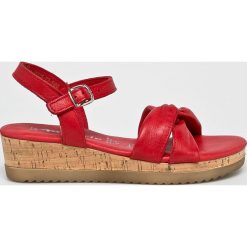 Tamaris - Sandały. Czerwone klapki damskie Tamaris, bez wzorów, z materiału, bez obcasa, na koturnie, bez zapięcia. W wyprzedaży za 179.90 zł.