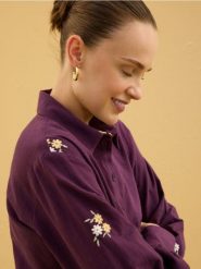 Koszula z haftowanym wzorem - bordowy. Czerwone koszule damskie Reserved, l, bez wzorów, z bawełny, bez kołnierzyka, bez ramiączek. Za 149.99 zł.