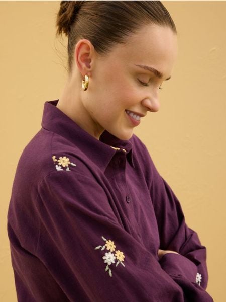 Koszula z haftowanym wzorem - bordowy. Czerwone koszule damskie Reserved, l, bez wzorów, z bawełny, bez kołnierzyka, bez ramiączek. Za 149.99 zł.