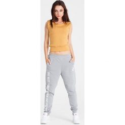 Naoko - Spodnie Best Things Gris. Szare spodnie sportowe damskie NAOKO, z nadrukiem, z bawełny. W wyprzedaży za 119.90 zł.