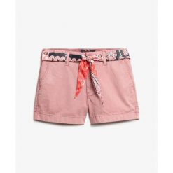 Krótkie klasyczne chinosy damskie Superdry. Czerwone szorty damskie Superdry., na lato, bez wzorów, eleganckie. Za 235.60 zł.