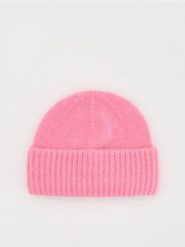 Czapka beanie - różowy. Czerwone czapki i kapelusze damskie Reserved, bez wzorów. W wyprzedaży za 22.99 zł.