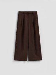 Szerokie spodnie z wiskozą - ciemnobrązowy. Brązowe spodnie materiałowe damskie Reserved, l, bez wzorów, z tkaniny. Za 139.99 zł.