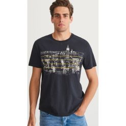 T-shirt z nadrukiem - Granatowy. Niebieskie t-shirty męskie Reserved, z nadrukiem. Za 39.99 zł.