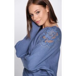 Jasnoniebieski Sweter Sunday Moon. Szare swetry damskie Born2be, z dekoltem w łódkę. Za 79.99 zł.