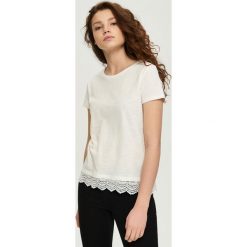 T-shirt z koronką - Kremowy. T-shirty damskie Sinsay. W wyprzedaży za 24.99 zł.