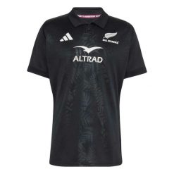Koszulka domowa All Blacks GR 2026. Czarne koszulki sportowe męskie Adidas, m, bez wzorów, z materiału, bez kołnierzyka, bez ramiączek, do piłki nożnej. Za 416.50 zł.
