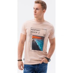 T-shirt męski z nadrukiem - różowy V15B. Czerwone t-shirty męskie Ombre Clothing, m, bez wzorów, z bawełny, klasyczne, bez kołnierzyka. W wyprzedaży za 29.99 zł.