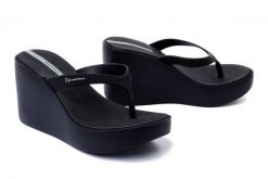 IPANEMA 83521 High Fashion Thong Fem AQ576 black, japonki damskie. Czarne klapki damskie Ipanema, bez wzorów, bez obcasa, na koturnie. Za 159.92 zł.