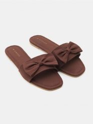 Klapki z kokardą - brązowy. Brązowe klapki damskie Sinsay, bez wzorów, bez obcasa. Za 29.99 zł.