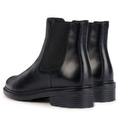 Sztyblety Geox. Czarne botki damskie Geox, bez obcasa, na płaskiej podeszwie, bez zapięcia. Za 579.99 zł.