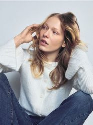 Kardigan z falbaną - złamana biel. Kardigany damskie Reserved, l, bez wzorów, z dzianiny. Za 119.99 zł.