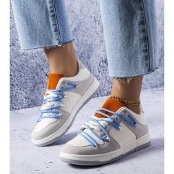 Szare sneakersy niebieskie sznurówki Aucoin białe. Białe trampki i tenisówki damskie z aplikacjami, ze skóry ekologicznej, sportowe, bez zapięcia. Za 77.69 zł.
