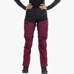 Spodnie outdoor Hiking damska Swedemount Nordkap Stretch Pants 2.0 oddychająca. Czarne spodnie sportowe damskie SWEDEMOUNT, bez wzorów, z tkaniny, outdoorowe. Za 499.99 zł.
