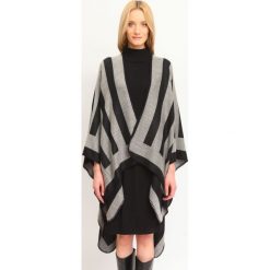 PONCZO DAMSKIE KLASYCZNE. Szare swetry damskie TOP SECRET, na jesień, bez wzorów, z dzianiny, eleganckie, bez kołnierzyka, bez ramiączek, bez kaptura. W wyprzedaży za 49.99 zł.