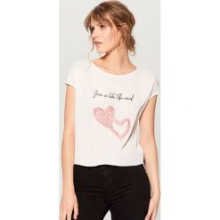 Koszulka z kwiatową aplikacją - Biały. Białe t-shirty damskie Mohito, z aplikacjami. Za 59.99 zł.