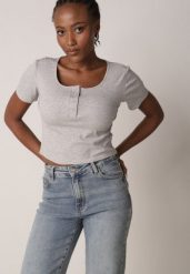 Szary Prążkowany Top Bawełniany z Guzikami przy Dekolcie Nedera. Szare koszule damskie Born2be, m, bez wzorów, z bawełny, klasyczne, bez kołnierzyka, bez ramiączek. Za 39.99 zł.