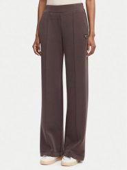 Guess Spodnie dresowe V6YB18 K4315 Brązowy Regular Fit. Brązowe spodnie dresowe damskie Guess, m, z aplikacjami, z dresówki. Za 394.99 zł.
