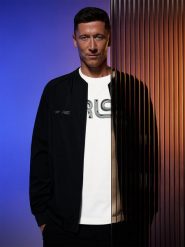 4F Bluza bomberka męska 4F x Robert Lewandowski - czarna L. Czarne bluzy męskie 4f, l, z aplikacjami, z materiału, bez kaptura. Za 299.99 zł.
