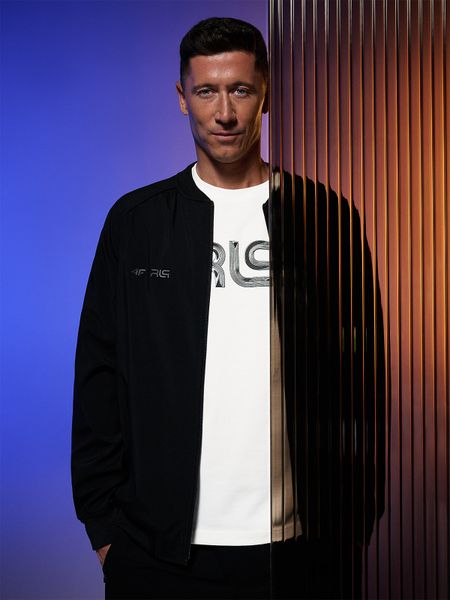 4F Bluza bomberka męska 4F | Robert Lewandowski - czarna L. Czarne bluzy męskie 4f, l, z aplikacjami, z materiału, bez kaptura. Za 299.99 zł.
