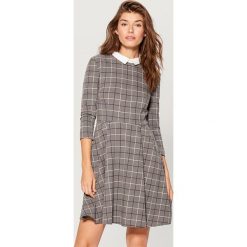 Sukienka z kołnierzem - Wielobarwn. Szare sukienki damskie Mohito. Za 179.99 zł.