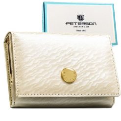 Średni portfel damski w kolorze ecru zamykany na zatrzask, wykonany ze skóry naturalnej i ekologicznej - Peterson. Portfele damskie Peterson, bez wzorów, ze skóry ekologicznej. Za 74.99 zł.