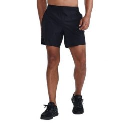 Spodenki 6-calowe 2XU Motion. Czarne krótkie spodenki sportowe męskie 2XU, bez wzorów, na fitness i siłownię. Za 390.50 zł.