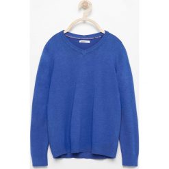 Sweter z dekoltem w serek - Niebieski. Swetry dla chłopców Reserved, z dekoltem w serek. Za 99.99 zł.