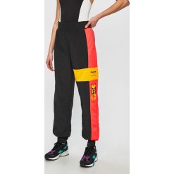 Reebok Classic - Spodnie Gigi Hadid. Czarne legginsy damskie Reebok Classic, l, bez wzorów, z materiału. W wyprzedaży za 199.90 zł.