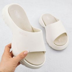 Klapki damskie sportowe na grubej podeszwie beżowe Big Star RR274A579. Brązowe klapki damskie Big Star, bez wzorów, z materiału, retro, bez obcasa. Za 71.99 zł.