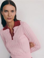 Sweter z kołnierzykiem - fioletowy. Fioletowe swetry damskie Reserved, l, bez wzorów, z dzianiny, bez kołnierzyka, bez ramiączek, bez kaptura. W wyprzedaży za 79.99 zł.