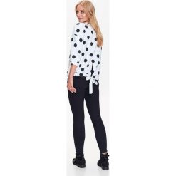 NIEROZPINANA BLUZA DAMSKA W KROPKI Z WIĄZANIEM W PASIE. Bluzy damskie marki TOP SECRET. W wyprzedaży za 39.99 zł.