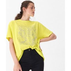 Koszulka oversize z odblaskowym nadrukiem - Zielony. Zielone t-shirty damskie House, l, bez wzorów, bez kołnierzyka. W wyprzedaży za 19.99 zł.