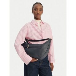 Torebka Coccinelle. Niebieskie torebki do ręki damskie Coccinelle, bez wzorów, klasyczne, bez dodatków. Za 1,599.00 zł.