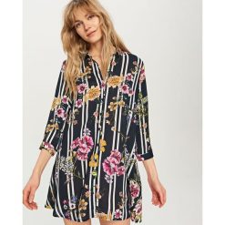 Sukienka w kwiaty - Granatowy. Sukienki damskie marki Reserved. Za 139.99 zł.