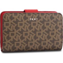 Duży Portfel Damski DKNY - Bryant Sm Carryall R831J659 Mocha Logo-Rog M68. Brązowe portfele damskie DKNY, ze skóry ekologicznej. Za 419.00 zł.