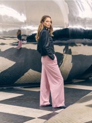 Luźne spodnie z zakładkami - pastelowy róż. Czerwone spodnie materiałowe damskie Reserved, l, bez wzorów, z tkaniny. Za 159.99 zł.