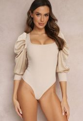 Jasnobeżowe Body z Marszczonym Bufiastym Rękawem Chiki. Brązowe bluzki damskie Renee, bez wzorów, z jeansu, eleganckie, bez kołnierzyka, bez ramiączek. Za 59.99 zł.
