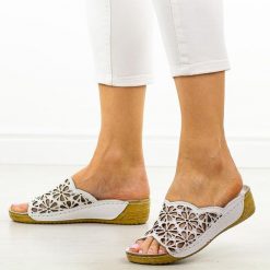 Białe ażurowe skórzane klapki damskie T.Sokolski L225. Białe klapki damskie Sokolski, w ażurowe wzory, z materiału, klasyczne, bez obcasa, na koturnie. Za 249.00 zł.