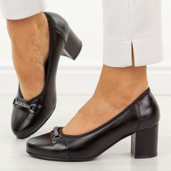 Czarne skórzane czółenka damskie Cambell 19450. Czarne czółenka damskie Cambell, bez wzorów, ze skóry, eleganckie, z okrągłym noskiem, bez obcasa, na słupku, bez zapięcia. Za 219.00 zł.