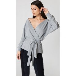 NA-KD Sweter z wiązaniem z przodu i głębokim dekoltem - Grey. Swetry damskie marki NA-KD. W wyprzedaży za 56.50 zł.