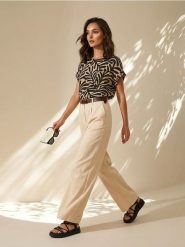 Eleganckie spodnie wide leg z paskiem - kremowy. Białe spodnie materiałowe damskie Sinsay, l, bez wzorów. Za 59.99 zł.